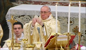 Pope-Francis-raises-the-host