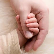 Bàn tay mẹ là niềm tin và sự ủng hộ vô điều kiện trong cuộc sống. Một bức ảnh chỉ bàn tay mẹ sẽ khiến bạn cảm nhận được tình yêu và sự quan tâm tuyệt vời của một người mẹ.