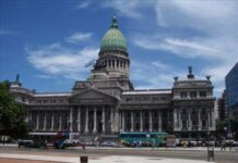 Người Argentina tổ chức cuộc tuần hành bảo vệ sự sống bên ngoài toà nhà quốc hội