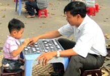 Cha dạy tôi đánh cờ