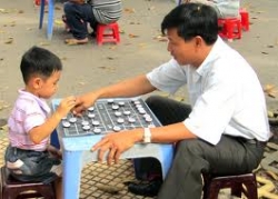 Cha dạy tôi đánh cờ