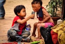 Tình bạn chân thành của 2 cậu bé chấn động lòng trắc ẩn