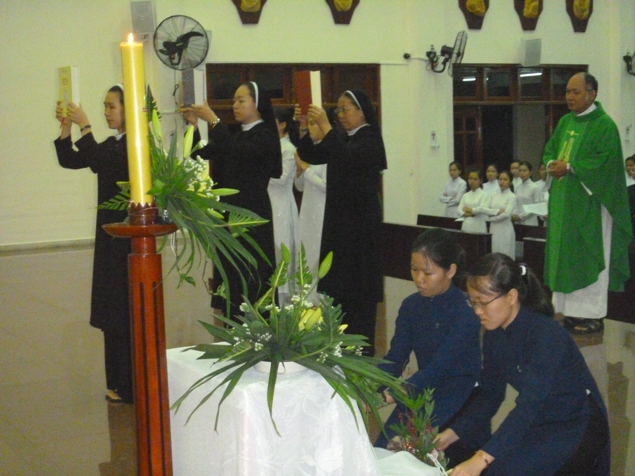 Cộng đoàn Nhà mẹ Hội dòng Mến Thánh Giá Thủ Đức bước vào Năm Đức Tin