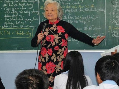 Cô giáo 82 tuổi và tiết học khiến trò ‘rơi nước mắt’