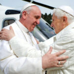 Khoảnh khắc hiệp thông sâu sắc giữa hai giáo hoàng