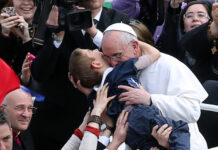 Ngài đã ôm lấy mọi kẻ bất hạnh xấu số