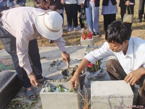 Người khâm liệm hàng vạn hài nhi