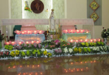 Hình ảnh dâng hoa kính Đức Mẹ của Thanh tuyển viện