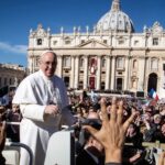 Chủ nghĩa hưởng thụ và tiêu xài làm cho con người vô cảm trước sự túng thiếu của nhiều người trên thế giới.