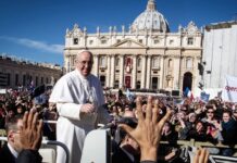 Chủ nghĩa hưởng thụ và tiêu xài làm cho con người vô cảm trước sự túng thiếu của nhiều người trên thế giới.