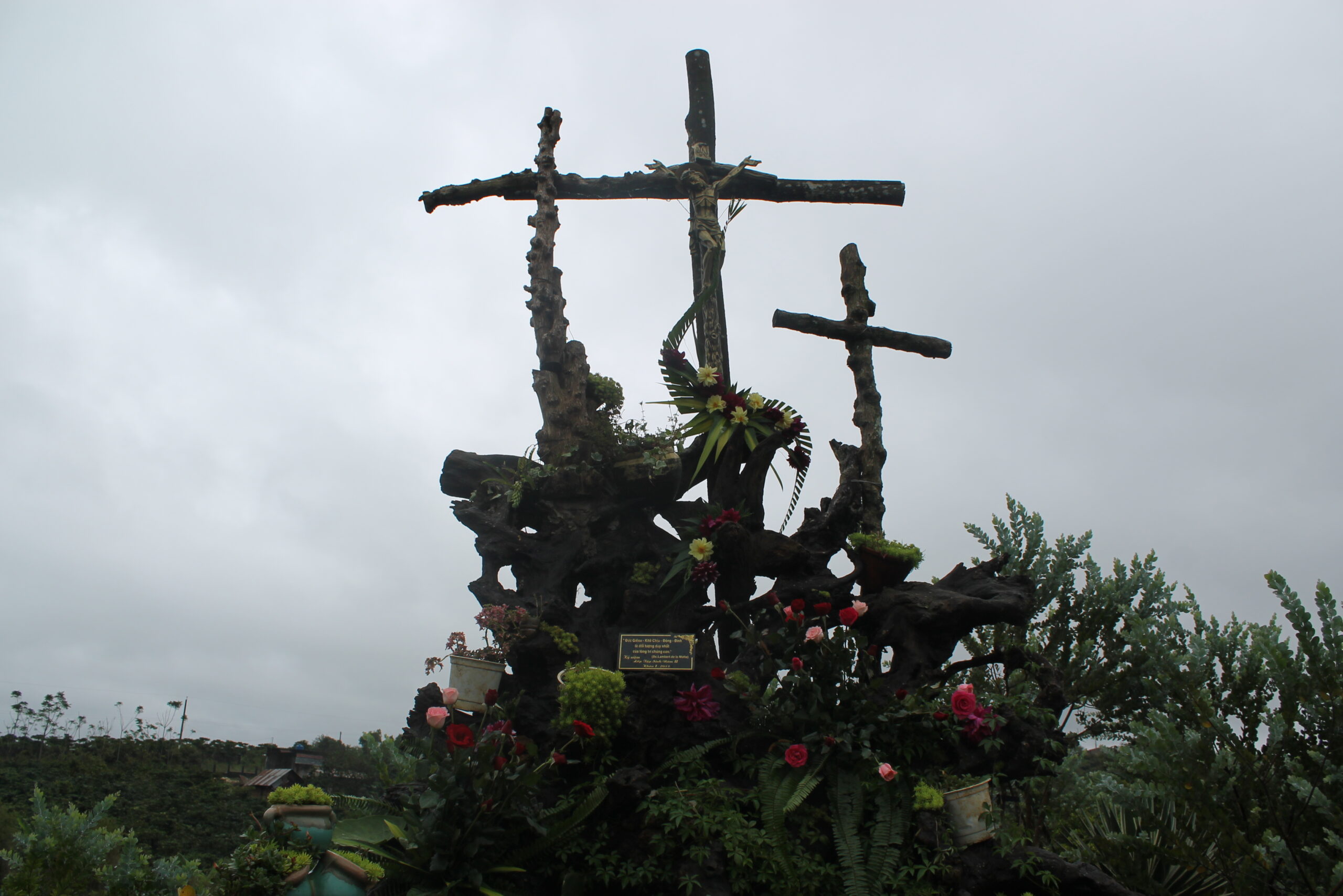 Đêm Canh Thức Ngay Dưới Chân Đồi Thánh Giá