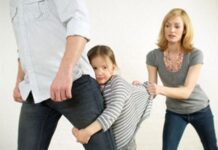 Khi mẹ dạy con bố là… kẻ thù!