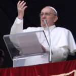 Đức Thánh Cha tặng sách trong buổi đọc kinh Truyền Tin