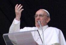 Đức Thánh Cha tặng sách trong buổi đọc kinh Truyền Tin