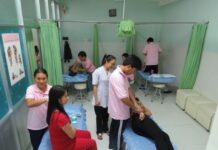 Đôi mắt từ bàn tay