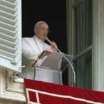 Thiên Chúa đến kéo chúng ta ra khỏi tội lỗi của chúng ta