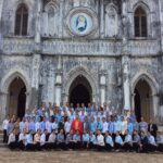 Sống dưới bóng Mẹ