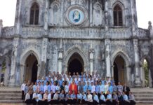 Sống dưới bóng Mẹ