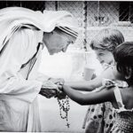 Mẹ Têrêsa Calcutta – Vị thánh của lòng thương xót.