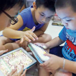 Mỗi đứa con một điện thoại khi ăn cho nhà yên