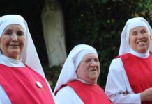 Những Nữ Tu Dâng Hiến Sự Mù Lòa Của Mình Cho Ơn Cứu Độ Của Thế Giới