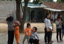 Chạm khẽ vào má em nhé!