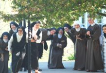 Đời tu và thế tục