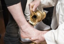 Đức Thánh Cha cử hành nghi thức rửa chân tại nhà tù Regina Coeli