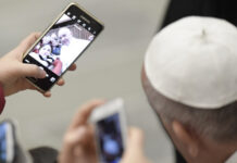 “Dính vào selfie, người trẻ không còn biết bắt tay chào hỏi!”