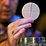 Cầu nguyện với Mẹ Maria để gia tăng lòng sùng kính Thánh Thể