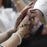 Đừng quên đưa tay ra để giúp người khác đứng dậy