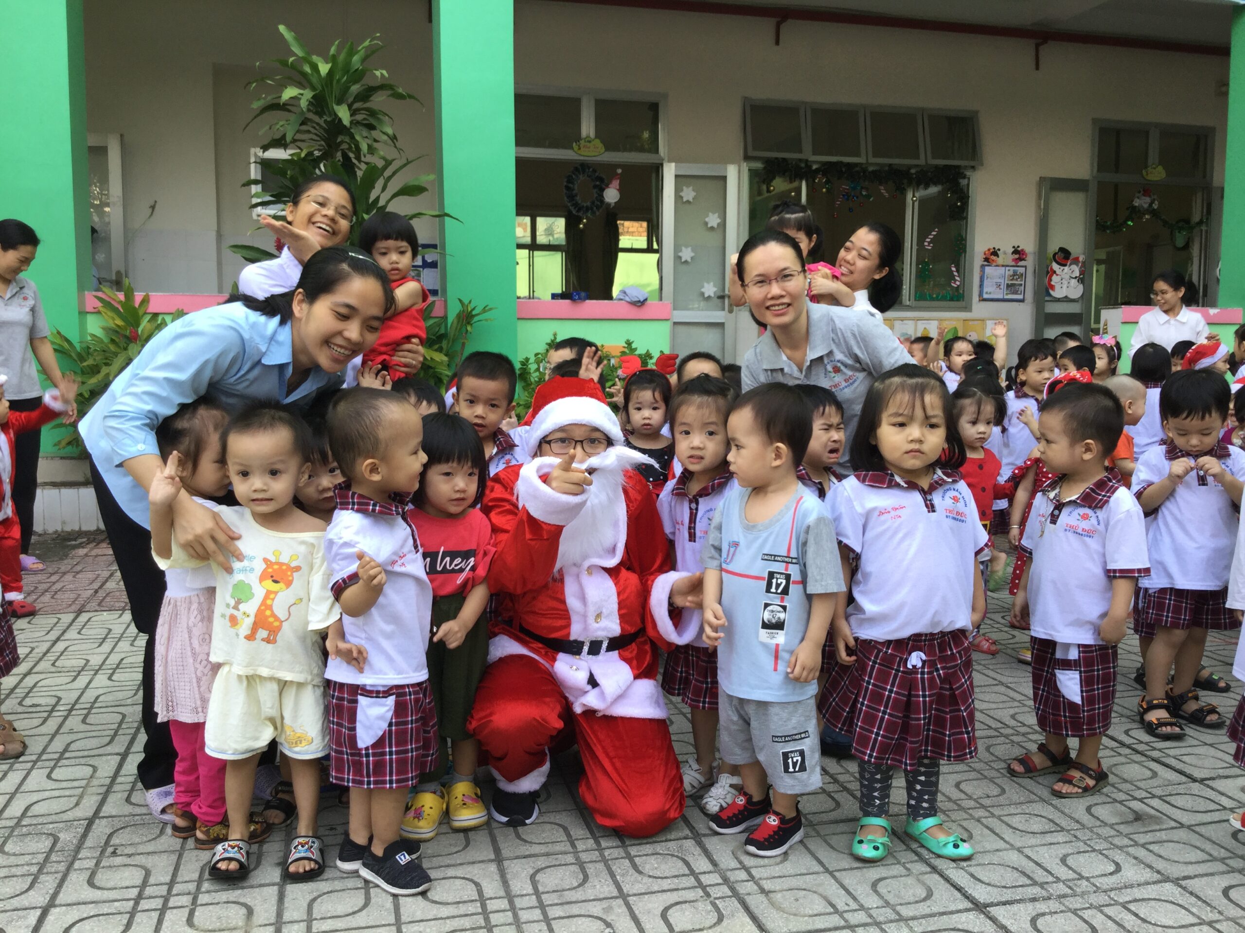 Các em trường Mầm Non vui Noel