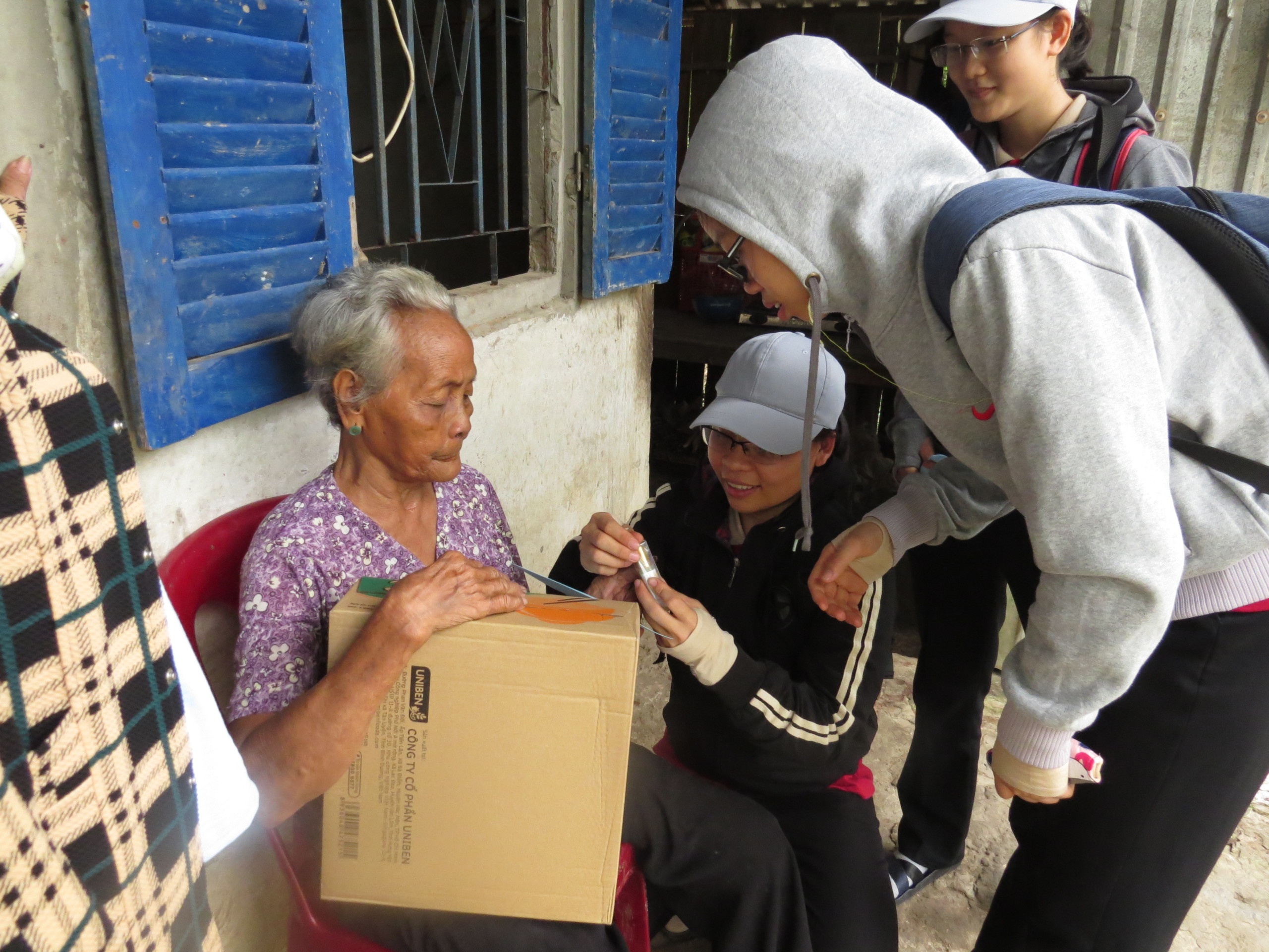 Bác Ái: Lá Mặt, Lá Trái!