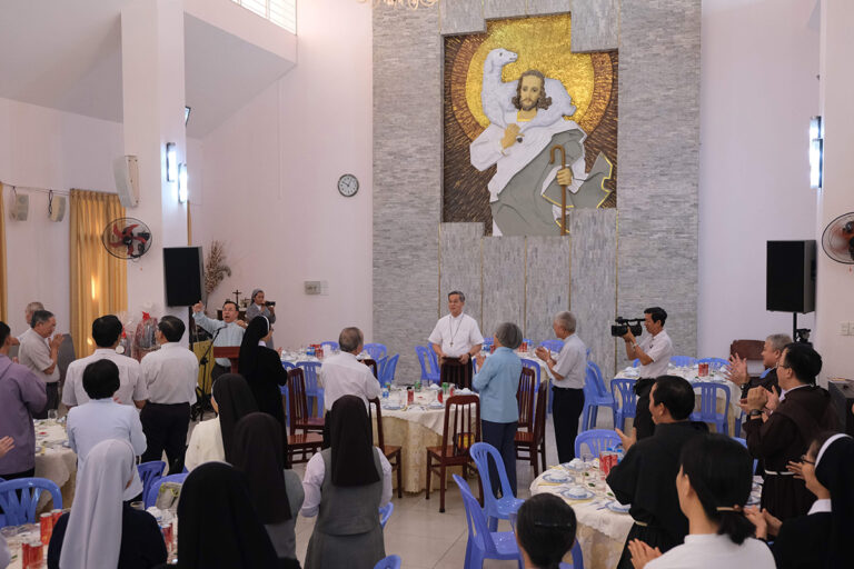 ĐTGM Giuse Nguyễn Năng gặp gỡ Liên Tu sĩ nhân dịp Tất Niên