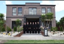 Đức Cha Terence Curtin làm phép nhà của Cộng đoàn MTG.Thủ Đức tại Úc