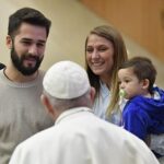 Sống những thử thách bằng cách ôm chặt Chúa Kitô