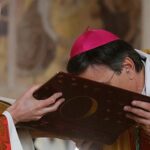 Lý do Tin mừng trong thánh lễ được nhiều người hôn kính?