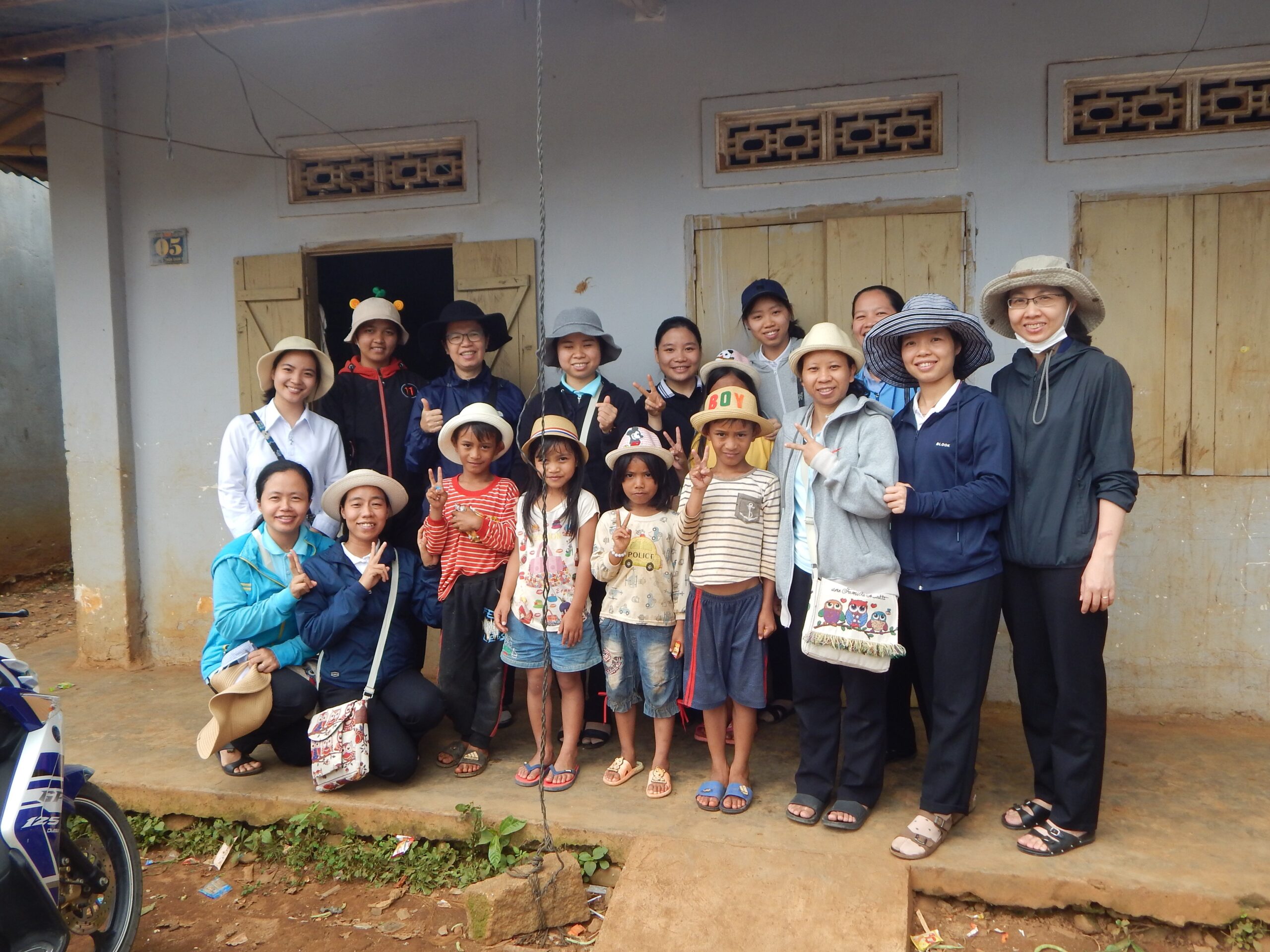 Đem niềm vui đến buôn làng