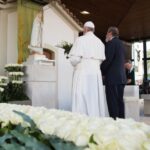 Mọi người hãy canh giữ lòng mình để không bị khuất phục trước sự dữ