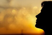 Nhìn lên bầu trời