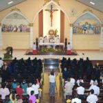 Có thể đội mũ trong nhà thờ không? Truyền thống nói gì về điều này?