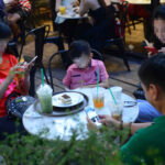 Chính chúng ta thản nhiên thả con trẻ vào thế giới ảo