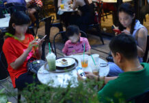 Chính chúng ta thản nhiên thả con trẻ vào thế giới ảo