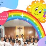 Em khiếm thị hát Đáp ca bằng đôi tay dưới chân Linh Đài Đức Mẹ Núi Cúi