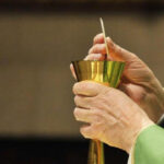 Mình Thánh Chúa sau khi truyền phép: thời gian lưu giữ và các quy định của Giáo hội