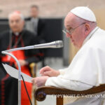 Đức Thánh cha khuyên các linh mục, đừng nói chuyện với ma quỷ hoặc cố gắng trở thành bác sĩ tâm lý