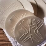 Lịch sử của bánh lễ: Từ ổ bánh mì đến bánh lễ hiện nay