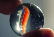 Ba viên bi màu đỏ