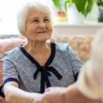 Để tránh những xung khắc vợ chồng khi chăm sóc cha mẹ già