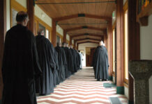 Chiếc áo không làm nên thầy tu